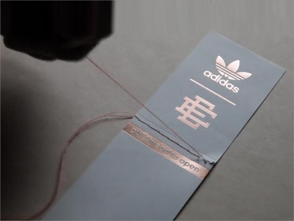 特別版Adidas鞋子包裝設(shè)計之撕開封套釋義圖